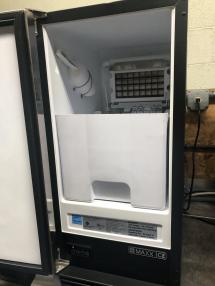 65 lbs Ice Machine with storage